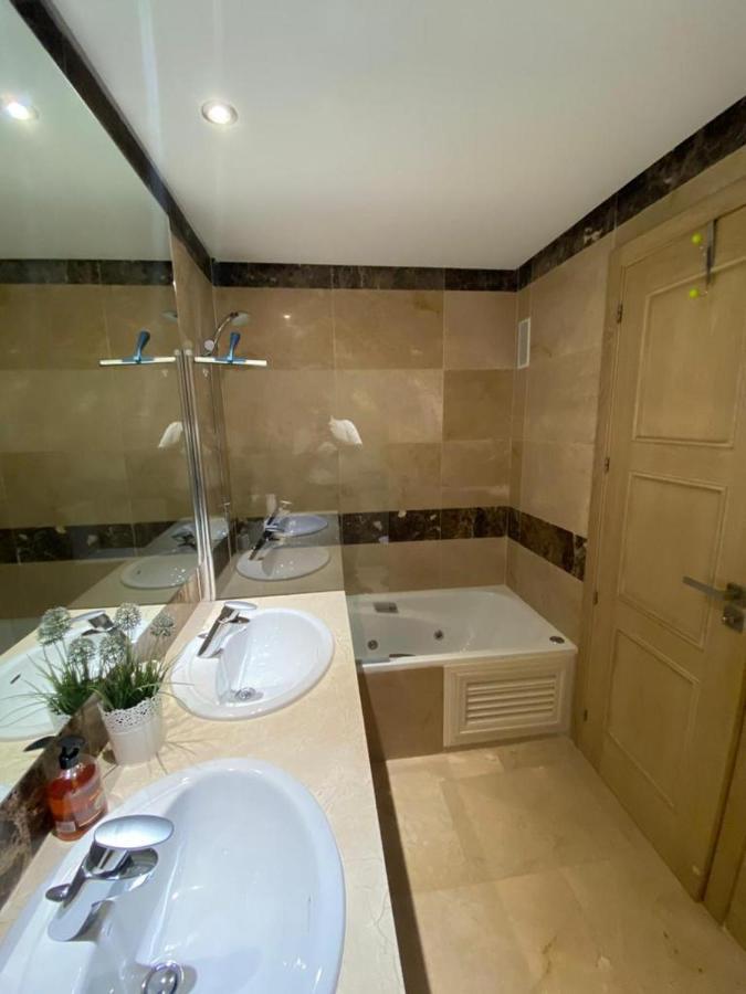 Marina Del Castillo, Duquesa Beachfront Apartment Manilva Extérieur photo